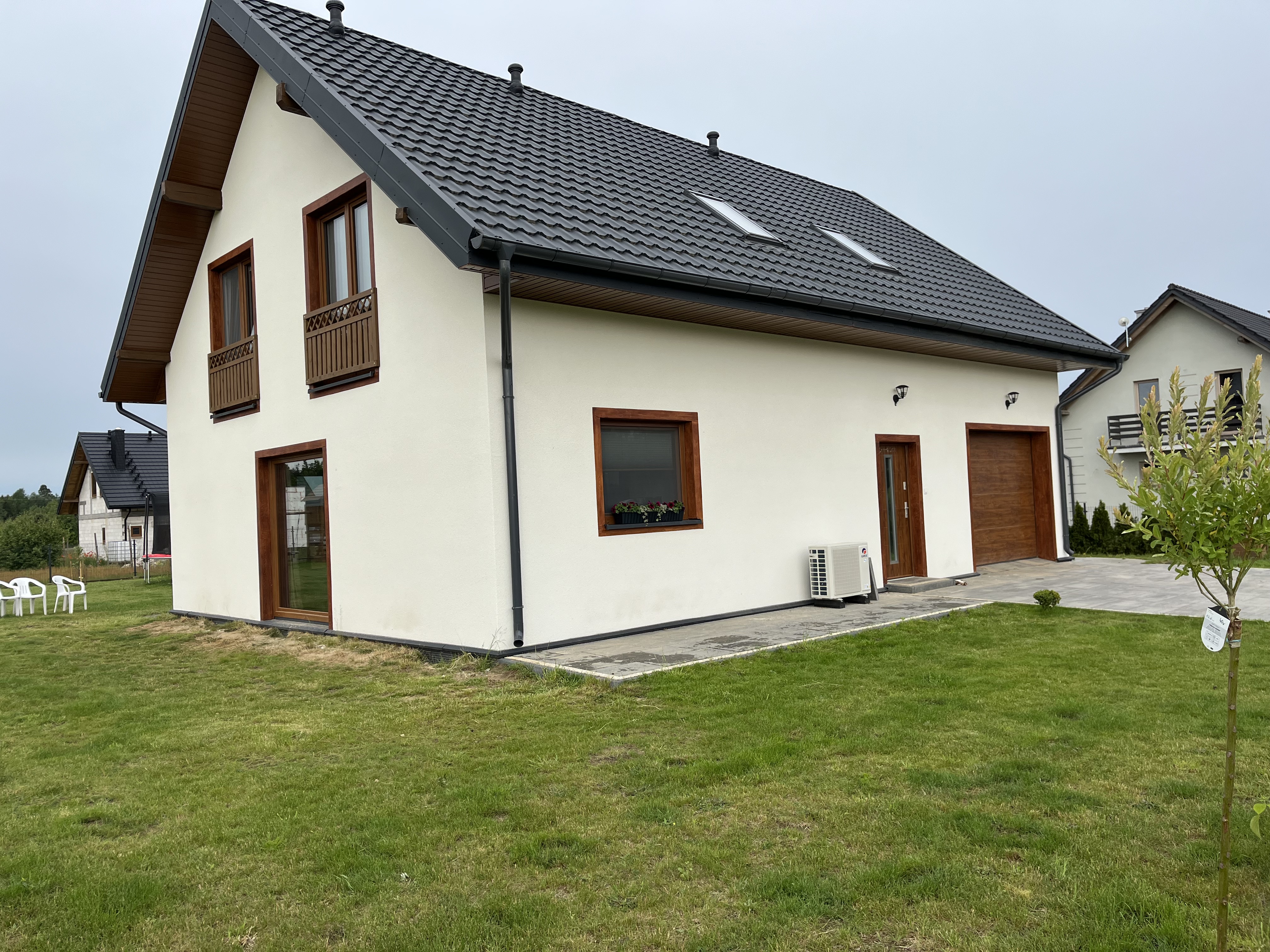 Po - Elewacja, podbitka i deski wokół okien.