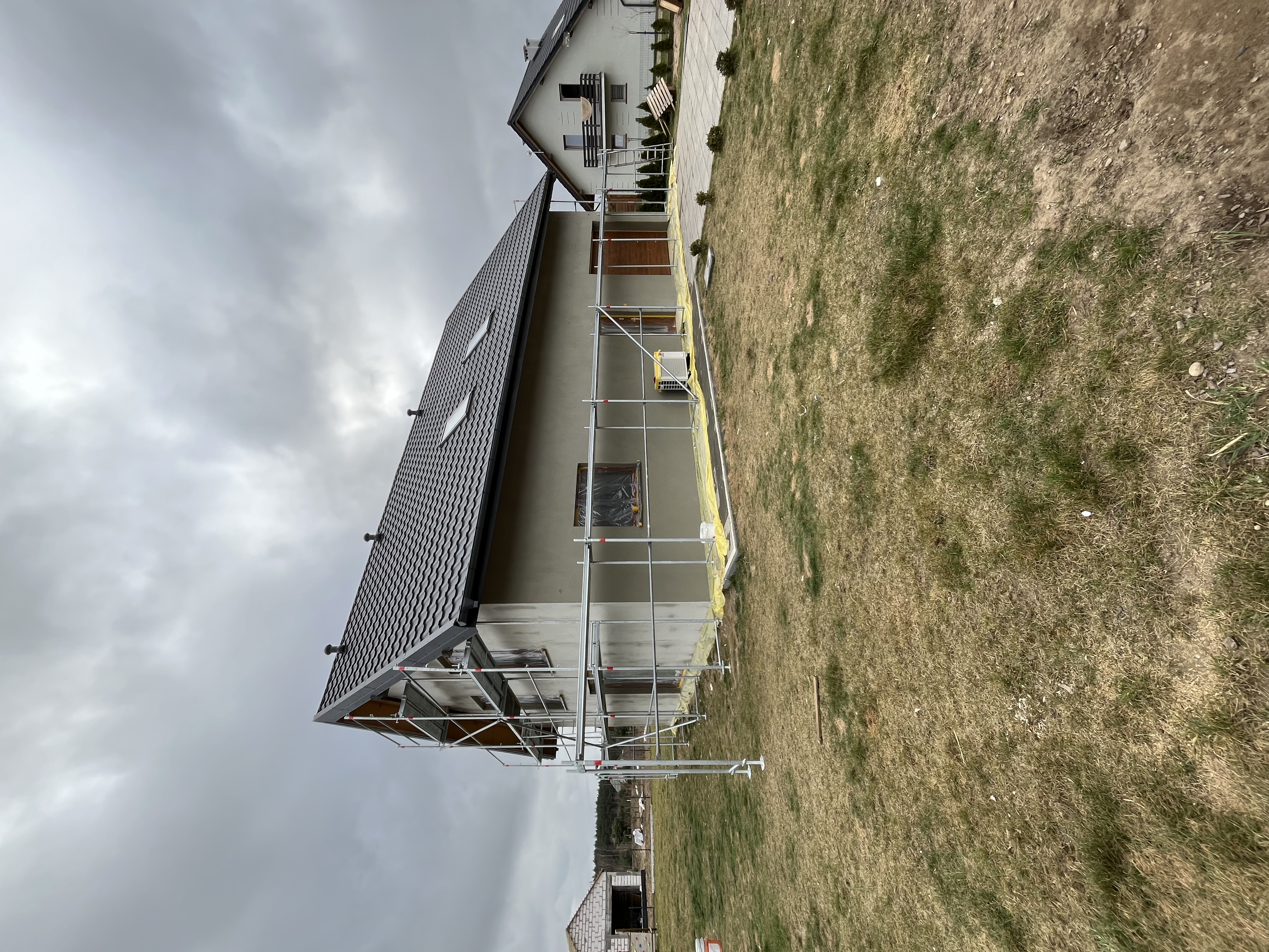 Przed - Elewacja, podbitka i deski wokół okien.